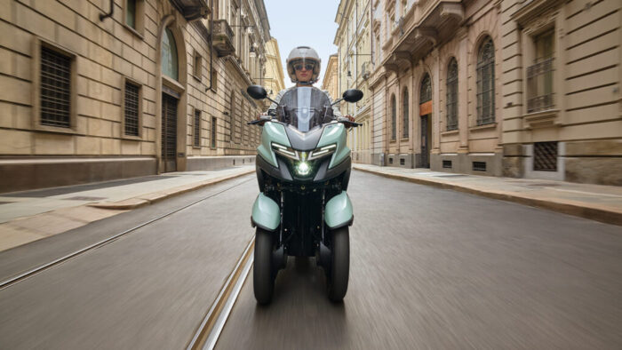 Yamaha Tricity 125 ABS s 3-kolesnim nagibnim sistemom LMW – več oprijema, več nadzora, več užitka v mestu.