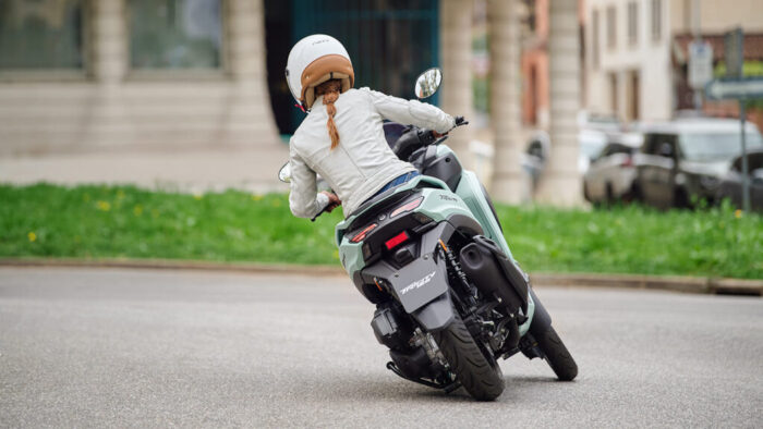 Yamaha Tricity 125 ABS v dinamičnem nagibu – stabilnost treh koles in lahkotnost vožnje tudi za voznike z B kategorijo.