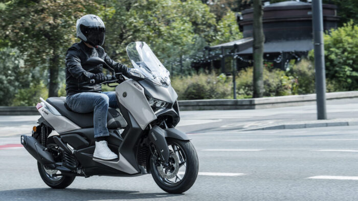 XMAX 125 Tech MAX v gibanju, kjer športna silhueta sreča vsakodnevno praktičnost. Ustvarjena za mestni ritem – doživi jo od blizu.