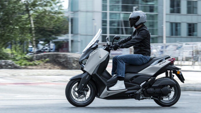 Čista linija modela XMAX 125 Tech MAX v stranskem pogledu – popolno ravnovesje med udobjem in športnim značajem. Preveri jo v živo.