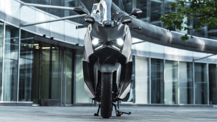 Prepoznavni LED podpis v obliki črke X daje Tech MAX-u samozavesten pogled. Naj te očara v Motoposlovalnici.