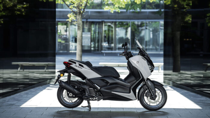 XMAX 125 Tech MAX v polnem profilu – prestižna izvedba, ki izstopa tudi v mirovanju. Pripravljena na tvojo naslednjo pot.