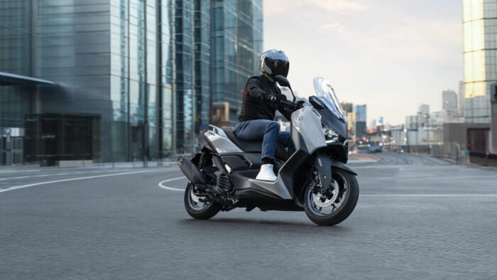 Yamaha XMAX 125 Tech MAX+ med urbanimi stolpnicami – premium skuter za samozavestno vožnjo po mestu.