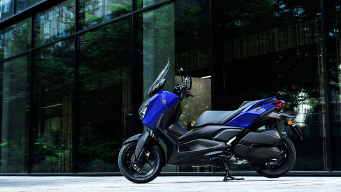 XMAX 300 2026 pred sodobno arhitekturo – popoln sport skuter za urbano dinamiko.