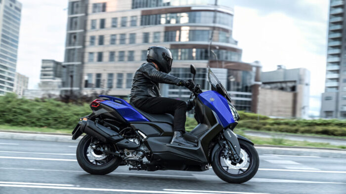 Yamaha XMAX 300 v gibanju skozi mesto – samozavest, udobje in 300 cm³ zmogljivosti.
