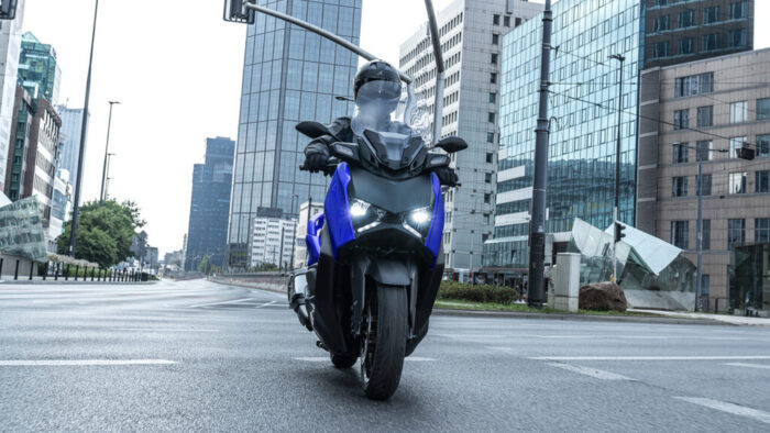 Yamaha XMAX 300 na mestnih ulicah – vrhunski sport skuter za vsakdan in vikend pobeg.