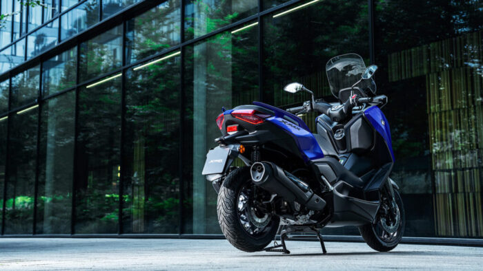 XMAX 300 2026 parkiran pred sodobno stavbo – premium občutek urbanega skuterja.
