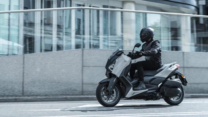 Stranski pogled Yamaha XMAX 300 Tech MAX med urbano vožnjo – eleganca in zmogljivost v enem.
