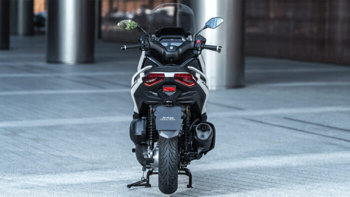 Zadnji pogled Yamaha XMAX 300 Tech MAX z izrazitimi LED lučmi – športni karakter, ki izstopa.