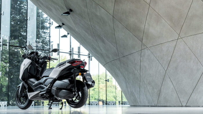 Zadnji kot Yamaha XMAX 300 Tech MAX+ razkriva široko držo, natančno izdelavo detajlov in udobno dvojno sedlo – ustvarjen za mestne in izvenmestne poti.