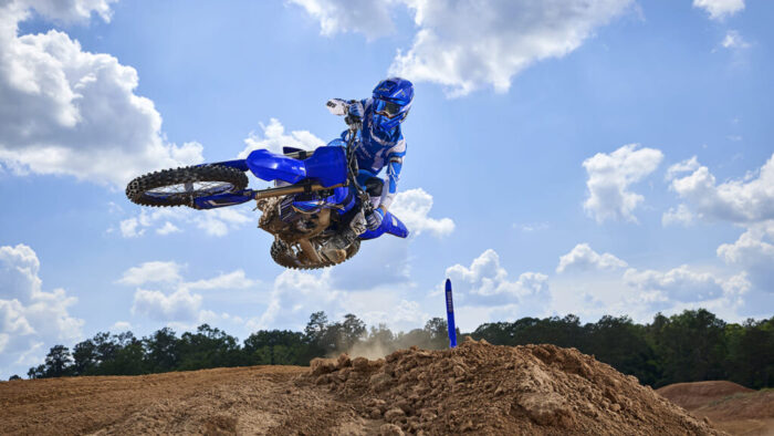 Yamaha YZ450F 2026 visok skok na motocross dirkališču