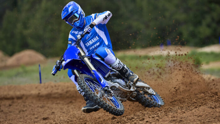 Yamaha YZ450F 2026 dinamična vožnja po razriti podlagi