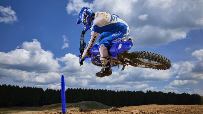 Yamaha YZ450F 2026 skok z zadnjim pogledom v zraku
