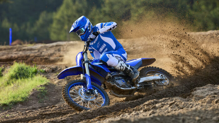 Yamaha YZ450F 2026 agresiven zavoj z dvigom zemlje