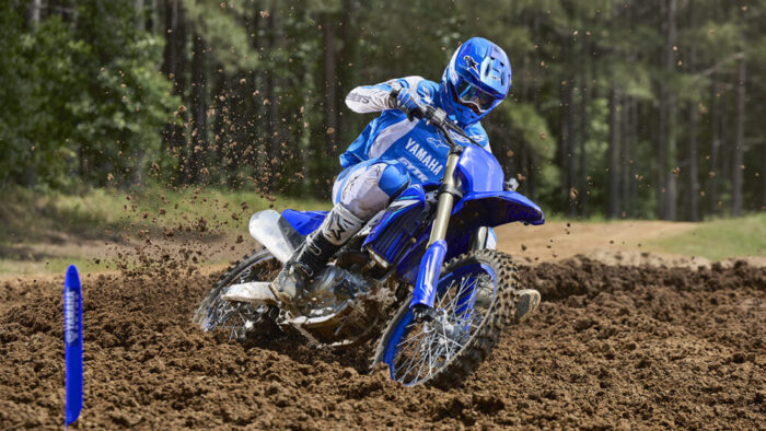 Yamaha YZ450F 2026 nadzorovan prehod skozi globok zavoj na progi