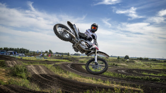 Yamaha YZ450F 70th Anniversary 2026 v zraku nad motokros skakalnico, dirkalna enduro motocross izvedba na profesionalni progi