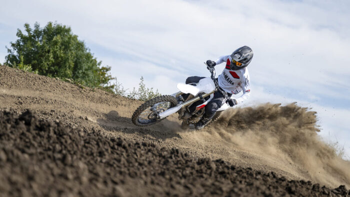 Yamaha YZ450F 70th Anniversary 2026 pri hitri vožnji po peščeni motokros progi, dinamičen posnetek nadzora in moči