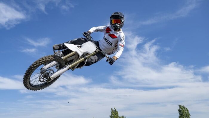 Yamaha YZ450F 70th Anniversary 2026 v zraku z jasnim pogledom na sprednje vzmetenje in dirkalno geometrijo okvirja