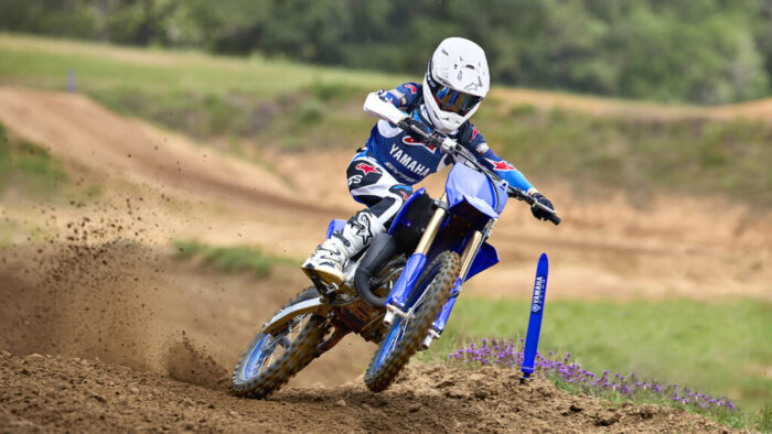 Yamaha YZ85 2026 pri dinamičnem pospeševanju iz ovinka na motokros progi