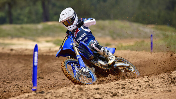 Yamaha YZ85 2026 v globokem nagibu med hitrim zavijanjem na dirkalni stezi