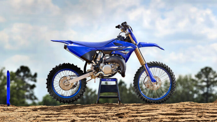 Yamaha YZ85 2026 postavljena na stojalu na motokros progi v stranskem profilu