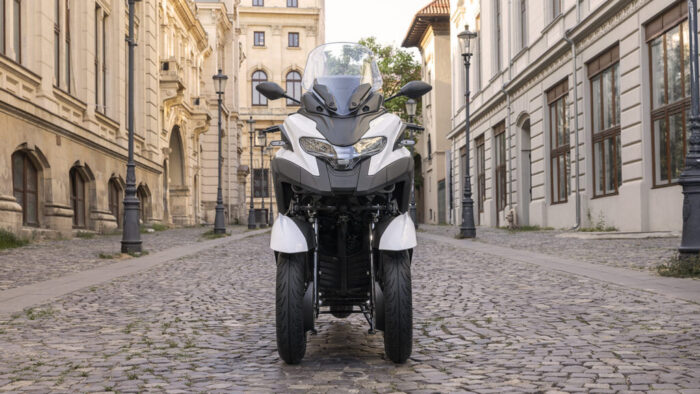 Tri kolesa za več oprijema in nadzora v vseh razmerah – Yamaha Tricity 300 prinaša novo raven stabilnosti z B kategorijo.