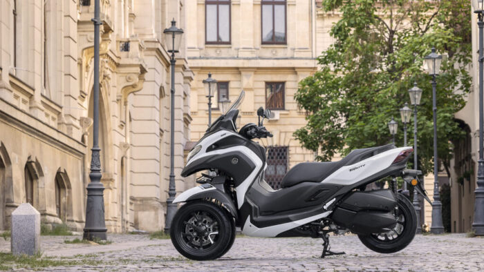 Elegantna Yamaha Tricity 300 s 3-kolesno zasnovo, ki združuje stabilnost, udobje in praktičnost za vsakodnevne poti z B kategorijo.