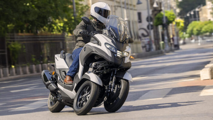 Yamaha Tricity 300 v zavoju s tehnologijo nagibanja treh koles za več oprijema, varnosti in užitka v vožnji z B kategorijo.