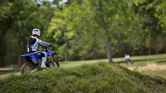 Yamaha YZ125 na motokros progi – pripravljena na akcijo in naslednji napad na idealno linijo.