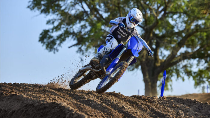 Yamaha YZ125 v agresivnem zavoju – natančen nadzor in popolna povezava med voznikom in podlago.