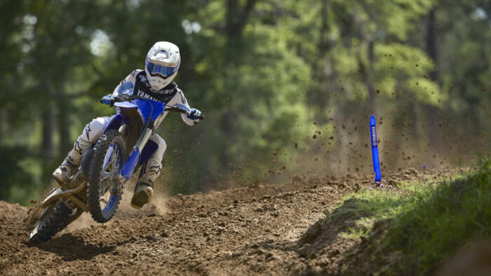 Yamaha YZ125 med dinamično vožnjo po razgibanem terenu – ustvarjena za hitrost in nadzor.