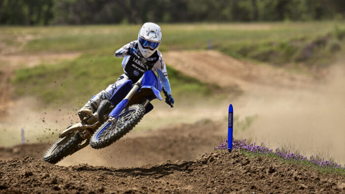 Yamaha YZ125 pri hitri vožnji po motokros stezi – eksplozivna moč in popoln nadzor v vsakem trenutku.