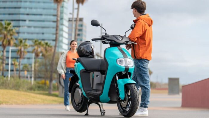 Yamaha NEO’s Dual Battery Aqua električni skuter za moderno urbano vožnjo in brezskrbno raziskovanje mesta
