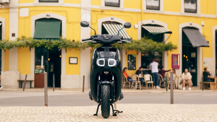 Yamaha NEO’s Dual Battery Midnight Black električni skuter z elegantnim dizajnom v živahnem mestnem okolju