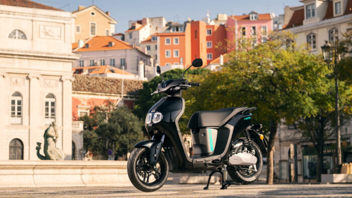 Yamaha NEO’s Dual Battery Midnight Black električni skuter za stilno in učinkovito vožnjo po mestu