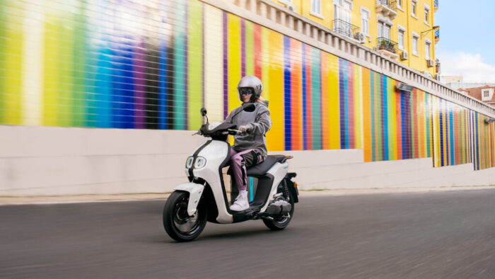 Yamaha NEO’s Dual Battery Milky White električni skuter med urbano vožnjo – popolna kombinacija udobja in sodobnega dizajna