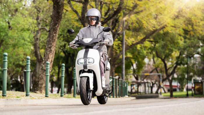 Yamaha NEO’s Dual Battery Milky White električni skuter za vsakodnevno mestno mobilnost z elegantnim videzom in tiho vožnjo