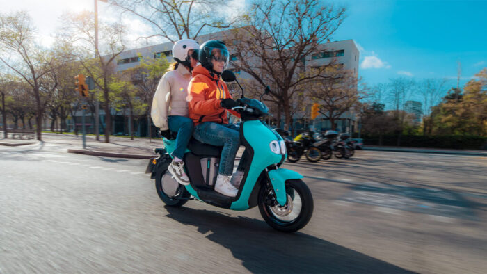 Par na vožnji z Yamaha NEO’s Aqua električnim skuterjem skozi mesto – tiha, zabavna in okolju prijazna urbana vožnja