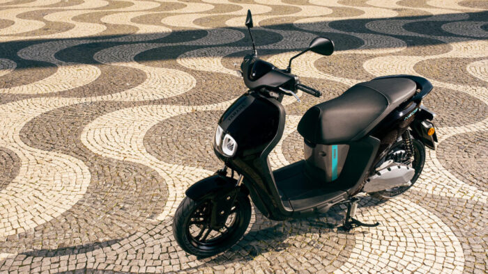 Yamaha NEO’s Midnight Black električni skuter z elegantnim dizajnom za moderno mestno mobilnost