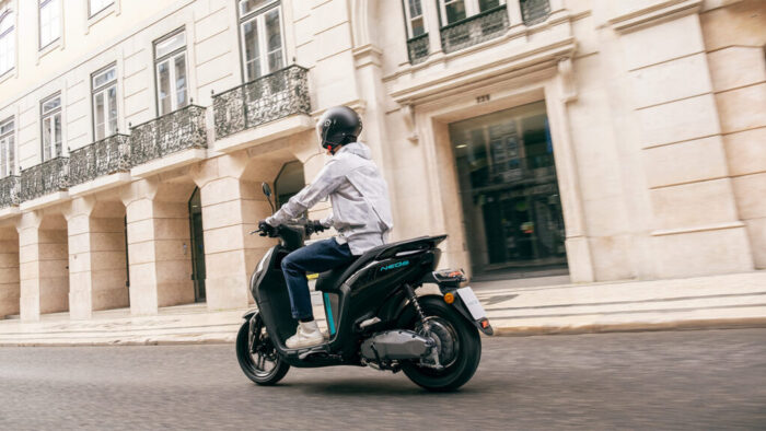 Vožnja z Yamaha NEO’s Midnight Black električnim skuterjem po mestnih ulicah za udobno vsakodnevno mobilnost