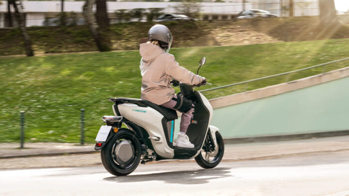 Yamaha NEO’s Milky White električni skuter za sproščeno in elegantno urbano vožnjo po mestu