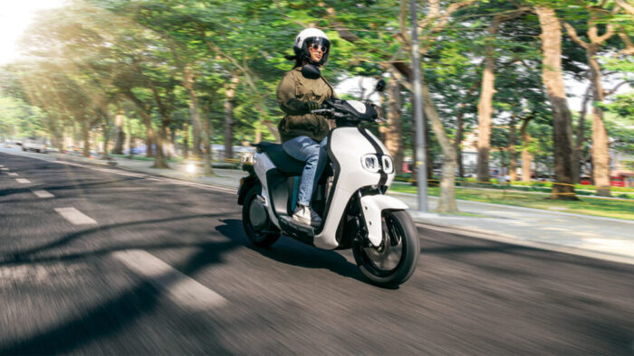 Yamaha NEO’s Milky White električni skuter v mestni vožnji – tiha električna mobilnost in sodoben življenjski slog