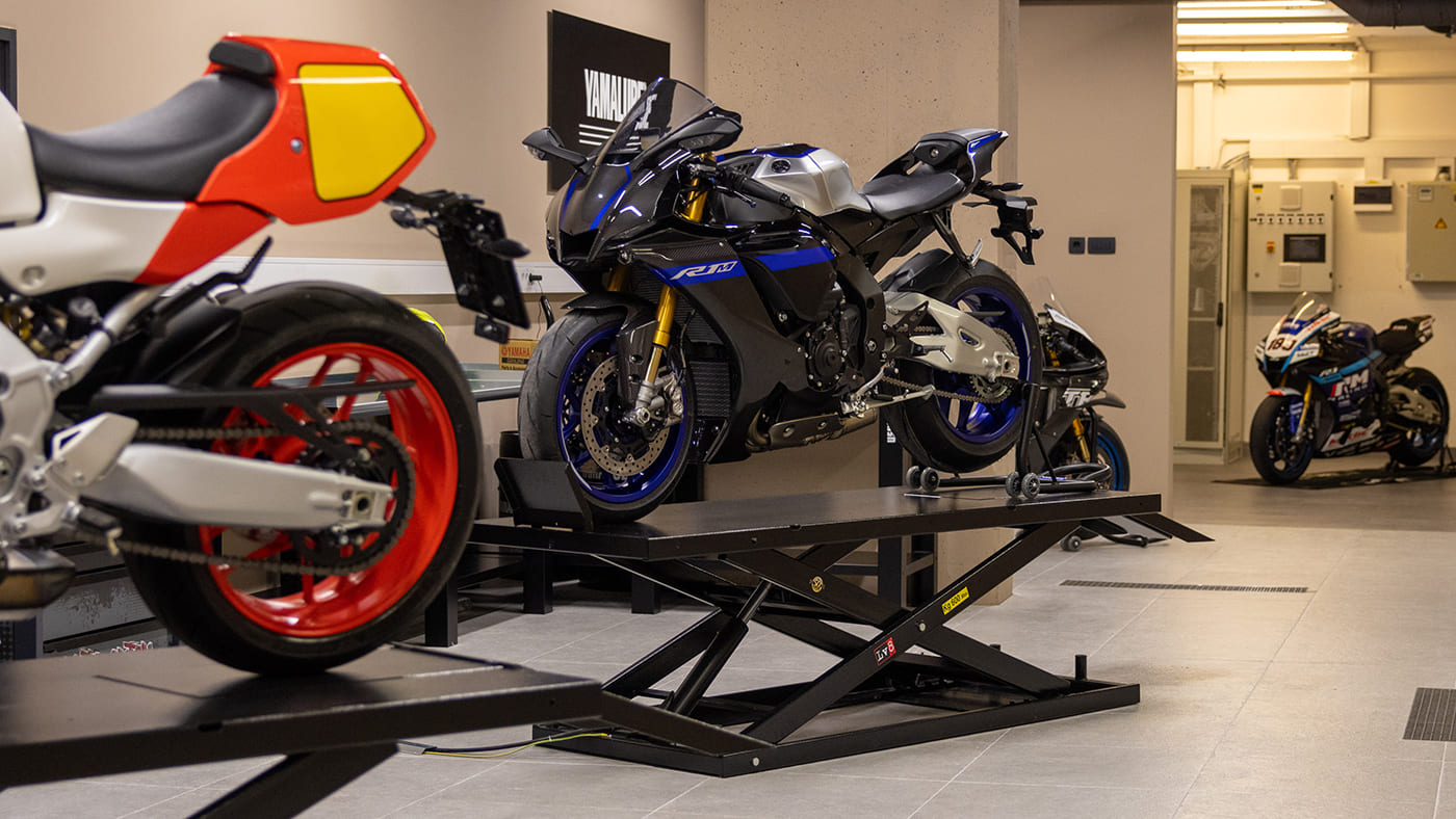 Pooblaščeni Yamaha servis Moto Poslovalnica z razstavljenimi športnimi motocikli v novem Yamaha Mega Centru Ljubljana.