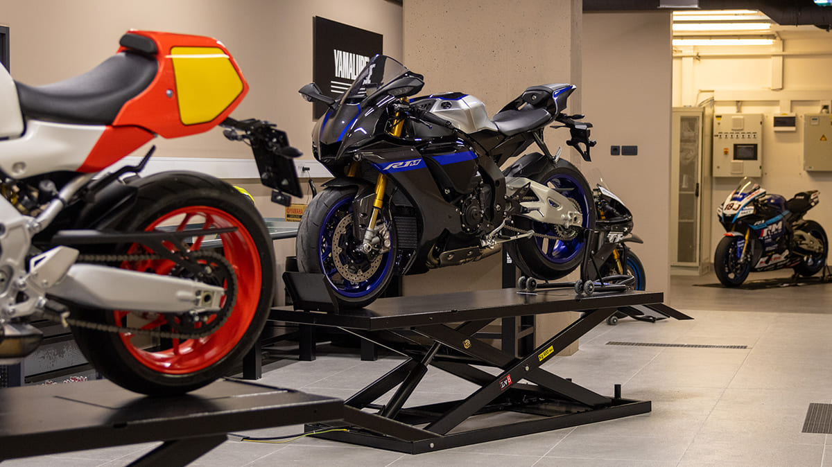Pooblaščeni Yamaha servis Moto Poslovalnica z razstavljenimi športnimi motocikli v novem Yamaha Mega Centru Ljubljana.
