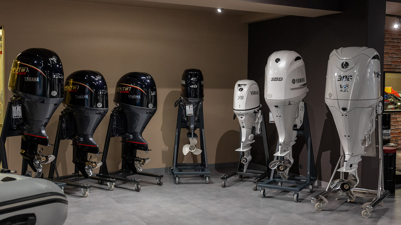 Yamaha izvenkrmni motorji v salonu Moto Poslovalnica Ljubljana za navtične uporabnike iz Ljubljane, Komende in osrednje Slovenije.
