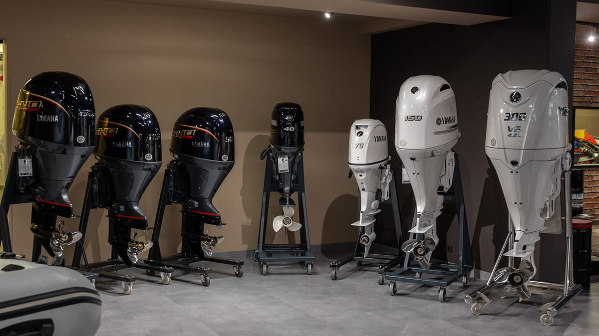 Yamaha izvenkrmni motorji v salonu Moto Poslovalnica Ljubljana za navtične uporabnike iz Ljubljane, Komende in osrednje Slovenije.